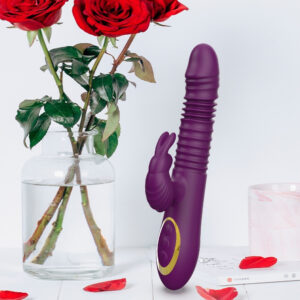 Un bouquet de roses rouges et un vibrateur violet créent une atmosphère romantique et sensuelle.