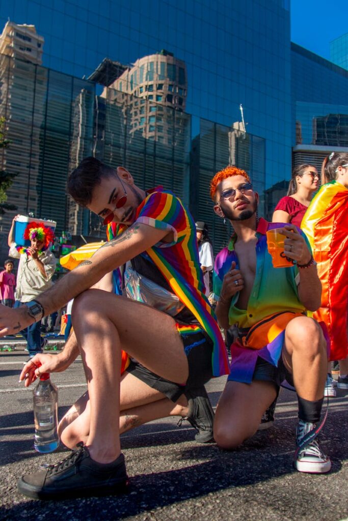 Célébration colorée lors de la parade de la fierté à São Paulo, avec des participants en tenue arc-en-ciel.