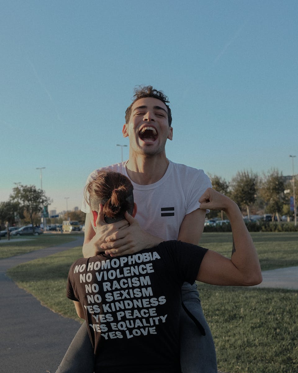 Una alegre pareja abraza la igualdad y la alegría en un entorno al aire libre en Estambul, Turquía.