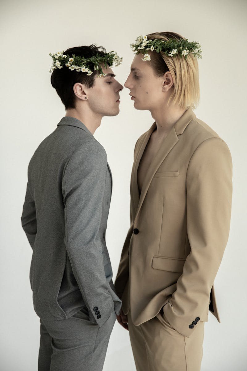 Portrait élégant d'un couple en costume portant des couronnes de fleurs, mettant en valeur l'amour et l'élégance.