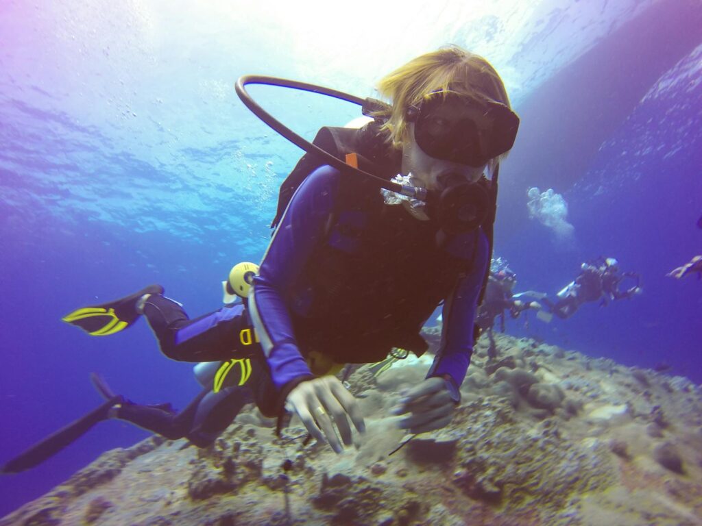 Cena subaquática emocionante com mergulhadores a explorar os vibrantes recifes de coral.