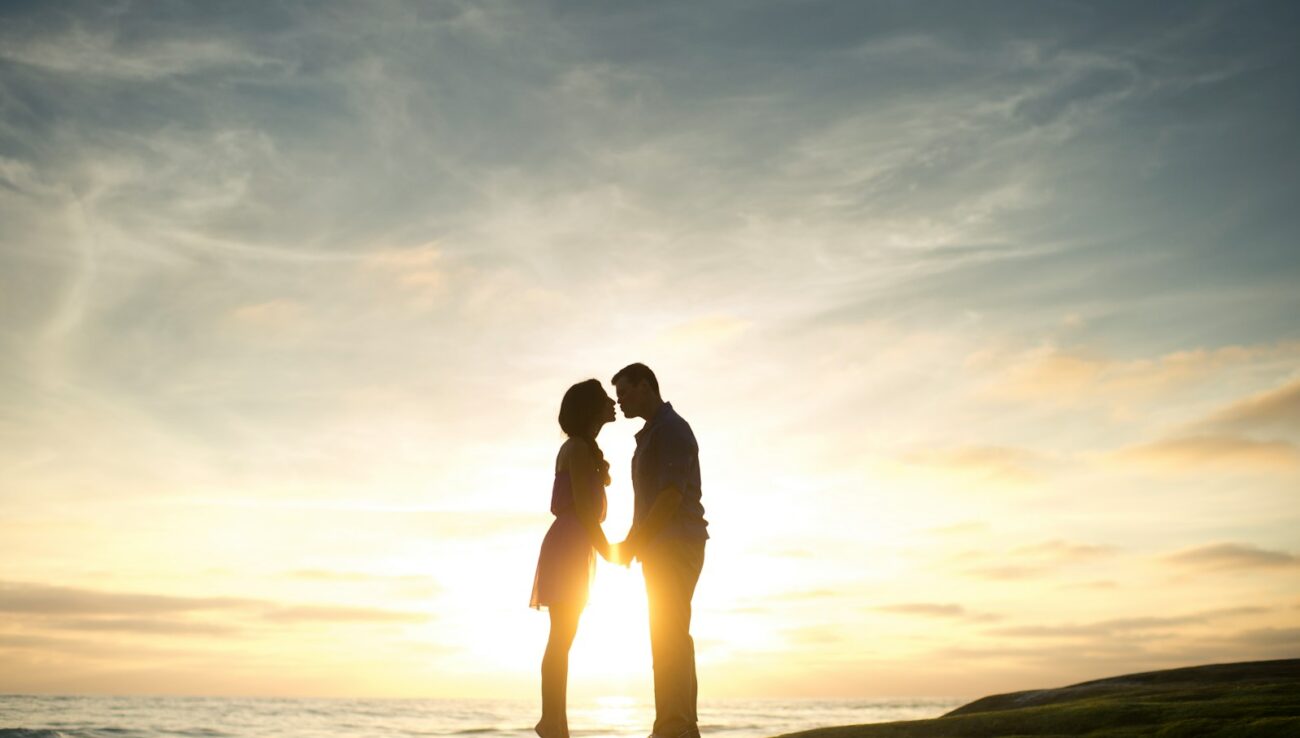 silhouette d'un homme et d'une femme sur le point de s'embrasser