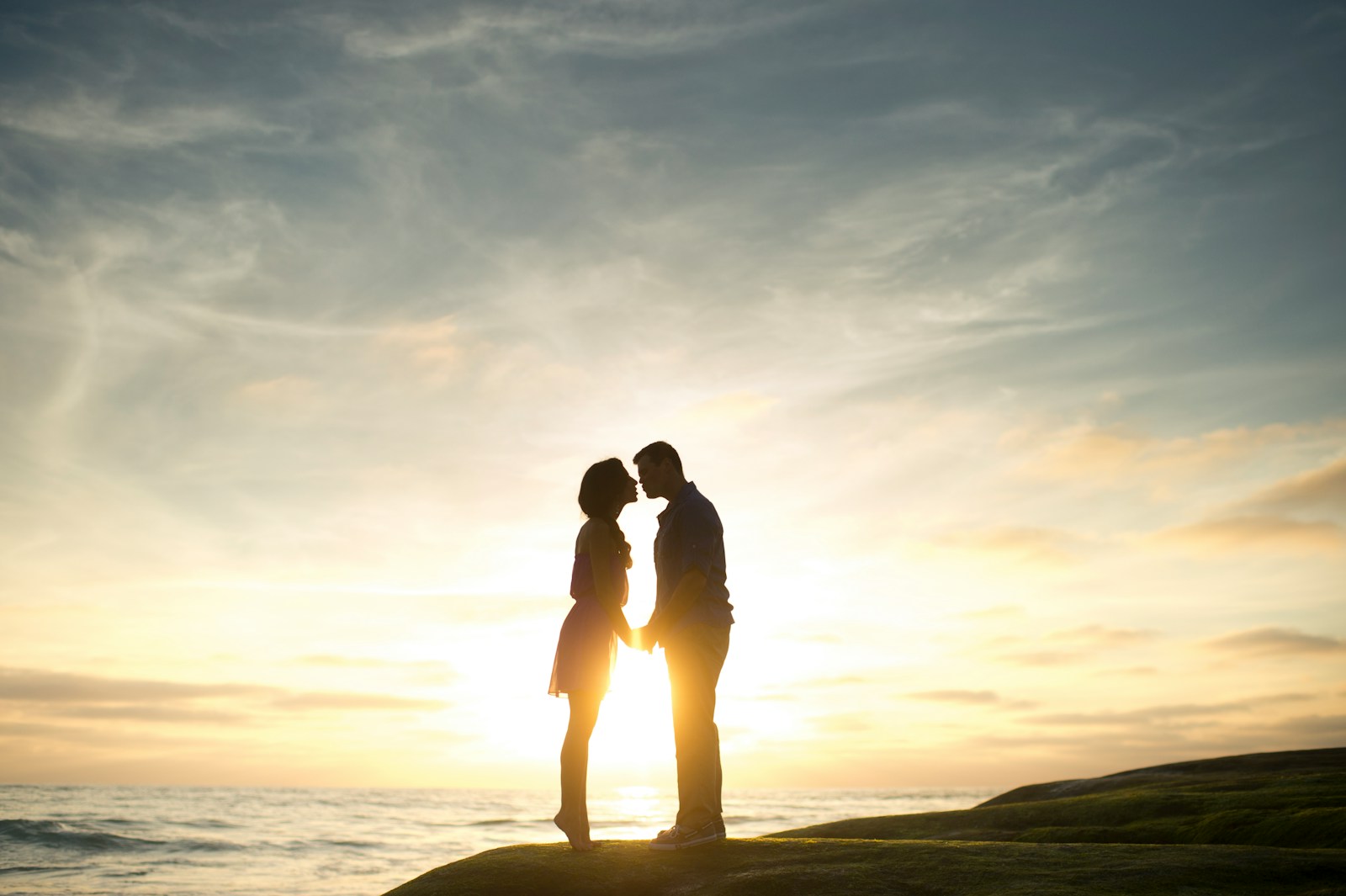 silhouette d'un homme et d'une femme sur le point de s'embrasser