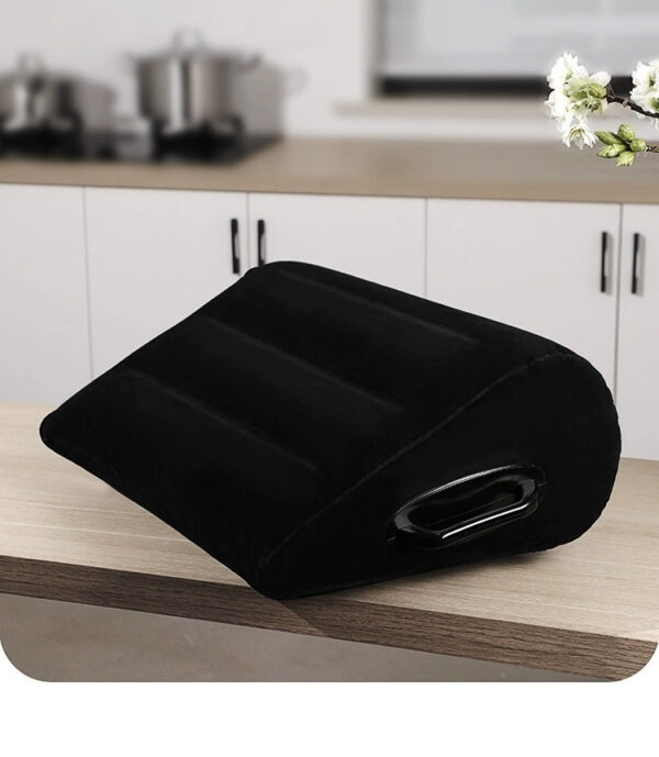 Élégant coussin ergonomique noir sur un comptoir en bois moderne pour le confort et le soutien.