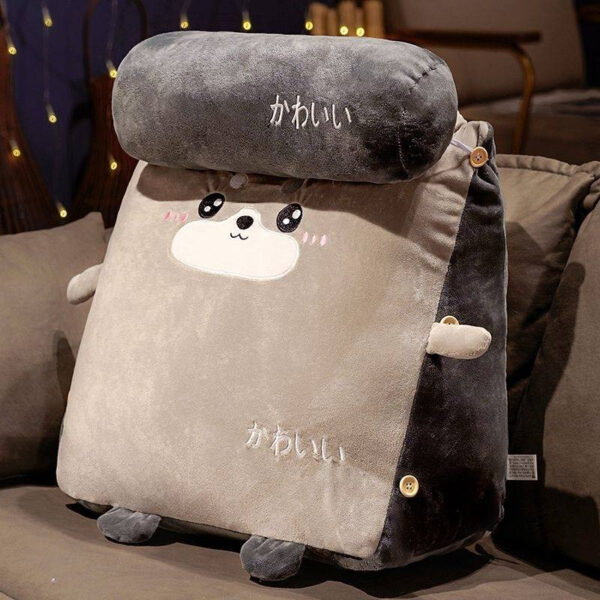 L'adorable coussin en peluche à l'effigie d'un personnage rehausse votre espace douillet, alliant parfaitement confort et gentillesse.