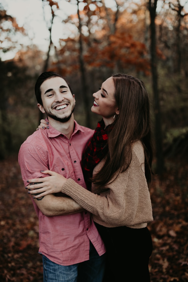 vrouw knuffelt man selectieve focus fotografie