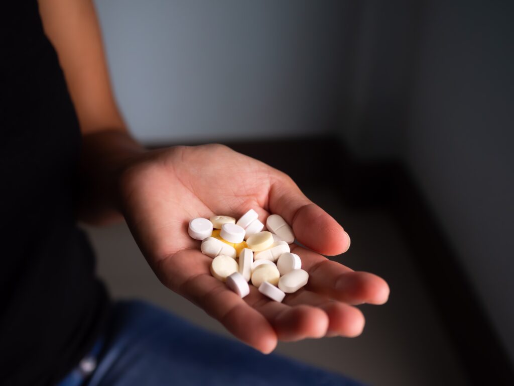 Drogue sur palmier femme sur fond noir foncé.