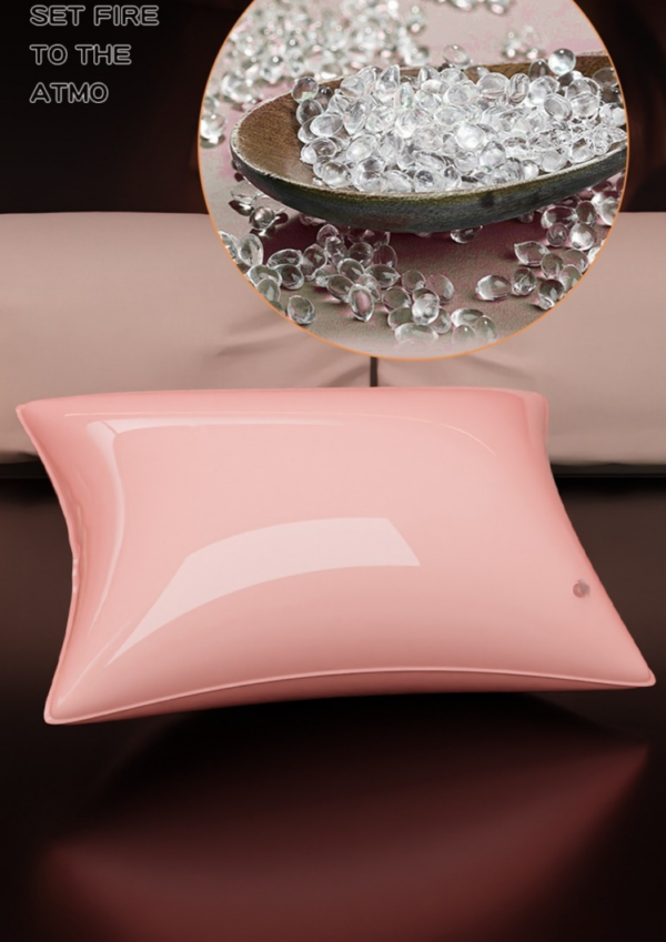 La almohada rosa brillante con cuentas centelleantes crea un ambiente acogedor y acogedor para relajarse.