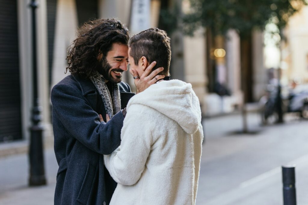 Lyckligt homosexuellt par i kärlek som ler.