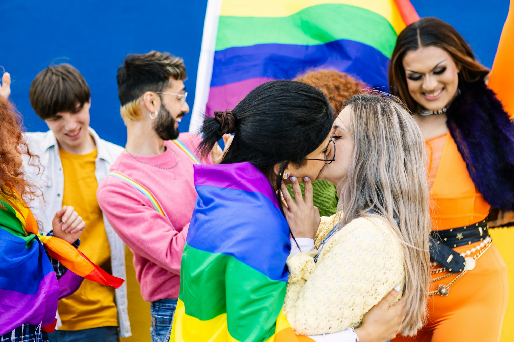 HBTQ-community människor med regnbågsflagga firar gay pride festival dag.