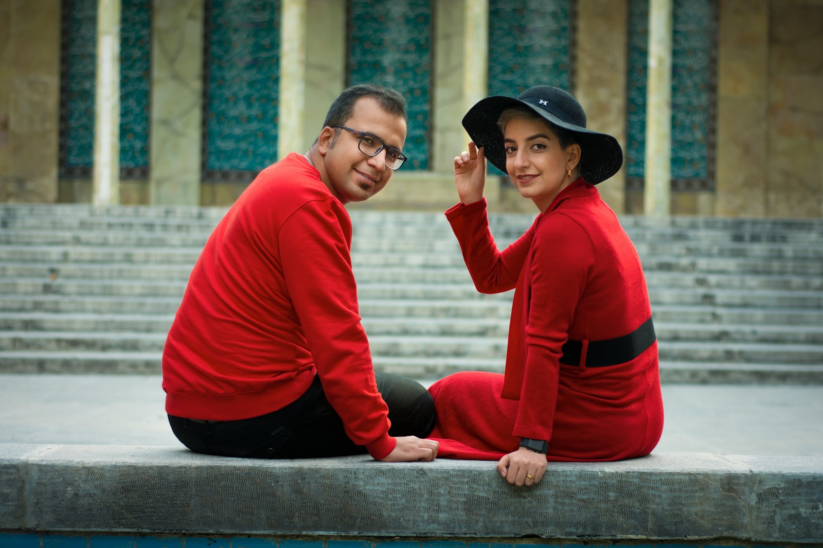 homme en chemise rouge et noire à manches longues et chapeau noir