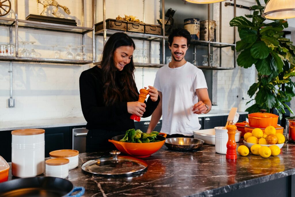 homem e mulher de pé em frente a uma mesa