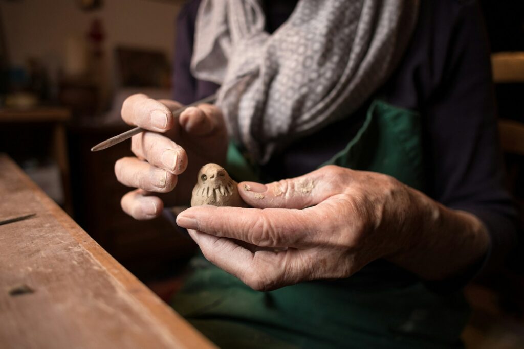 persoon die vogel houten ambacht houdt