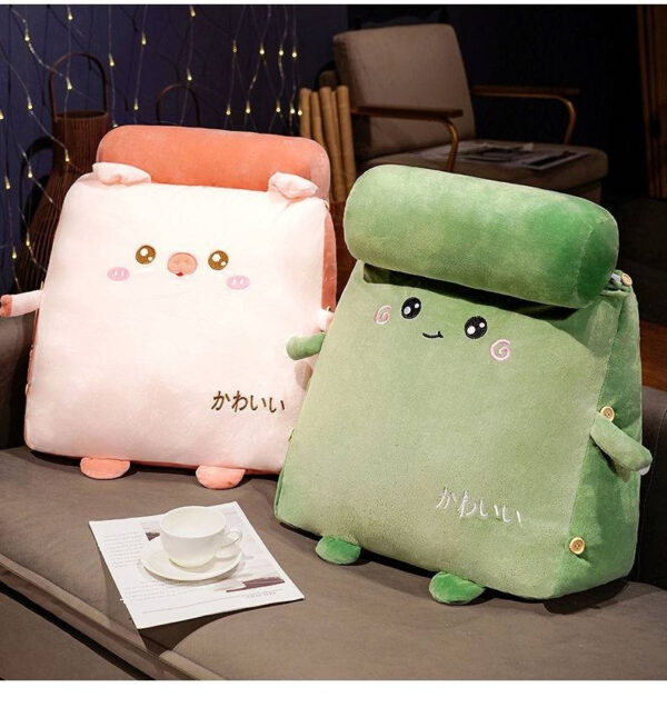 Des coussins ludiques en peluche égayent un espace de vie confortable, invitant au confort et à la détente.