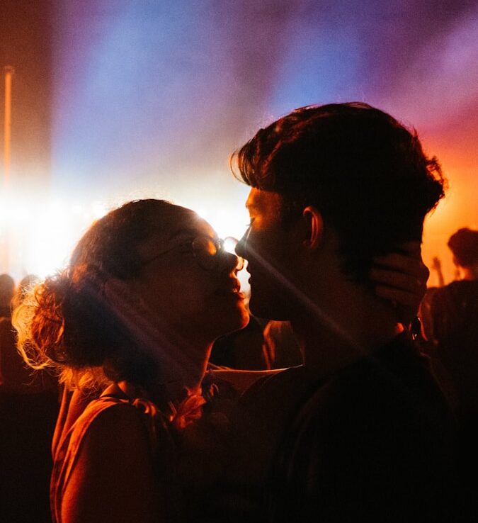 homem e mulher a beijarem-se durante a noite