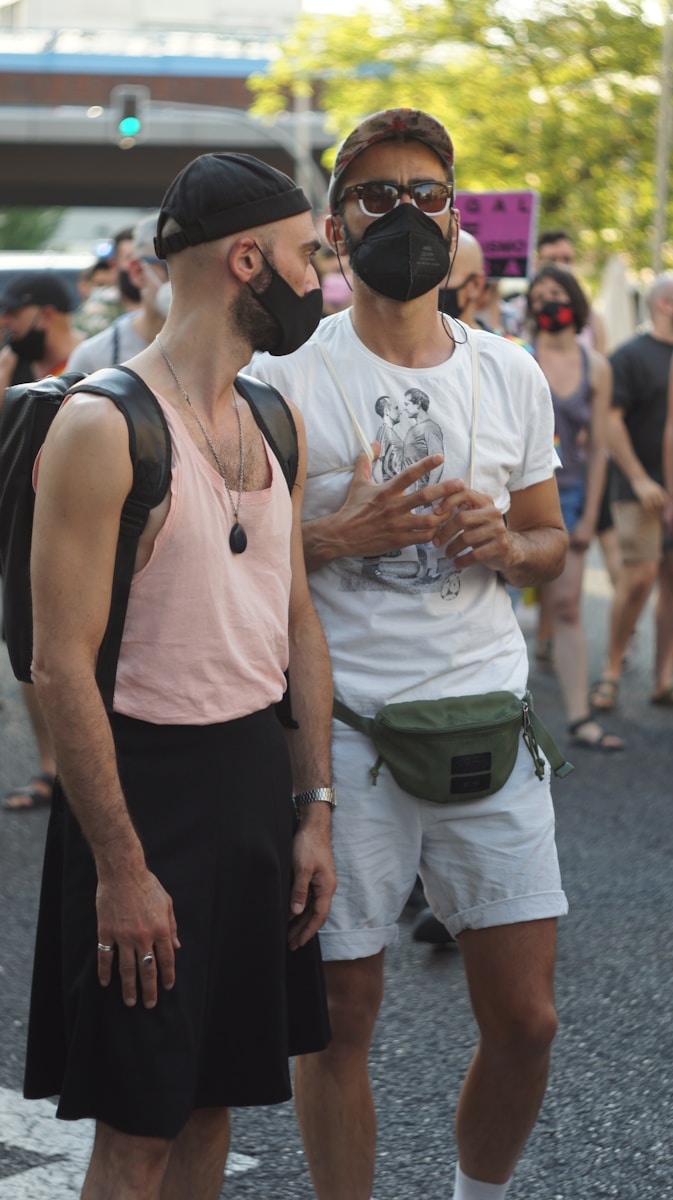 homme en débardeur blanc et débardeur noir