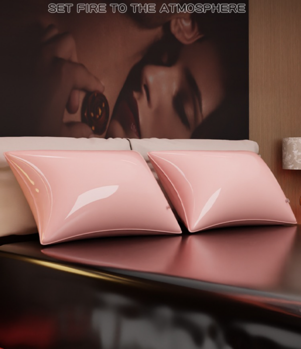 Elegante dormitorio con almohadas rosas, mural romántico y una atrevida frase "set fire" para crear un ambiente sensual.