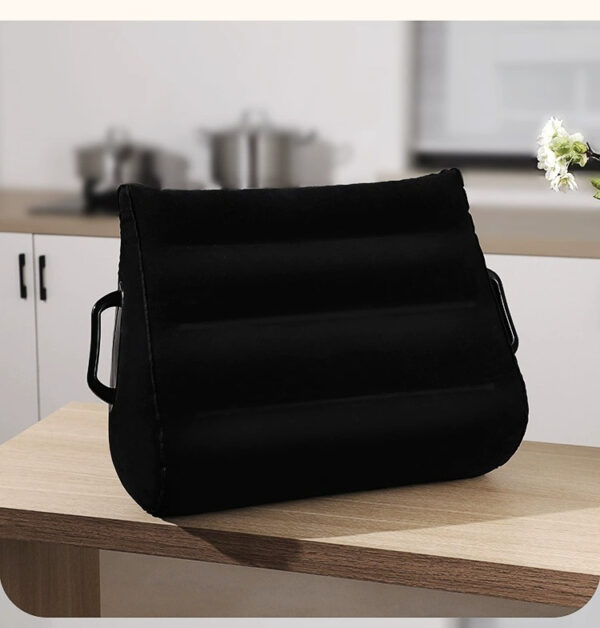 Coussin ergonomique noir élégant pour le confort et le soutien dans un décor moderne.