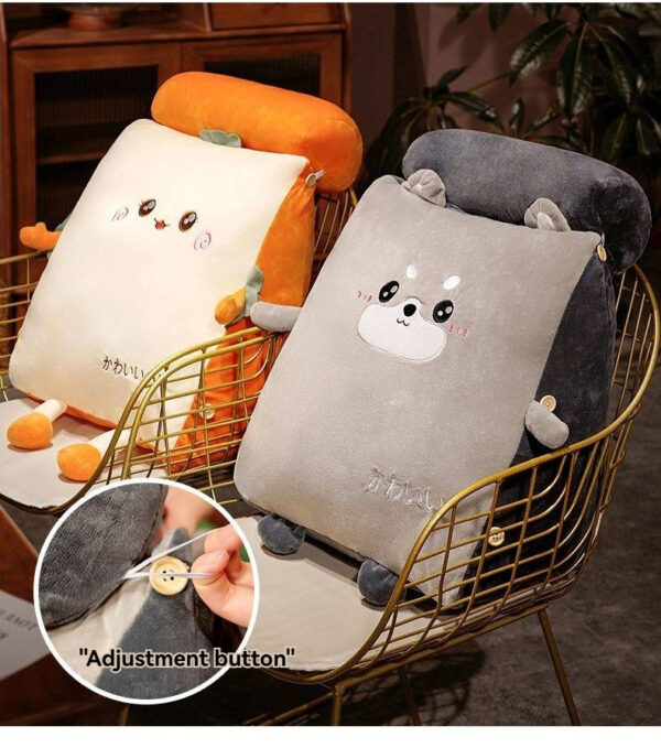 D'adorables coussins fantaisistes en peluche dans une élégante chaise en métal pour un décor ludique et douillet.