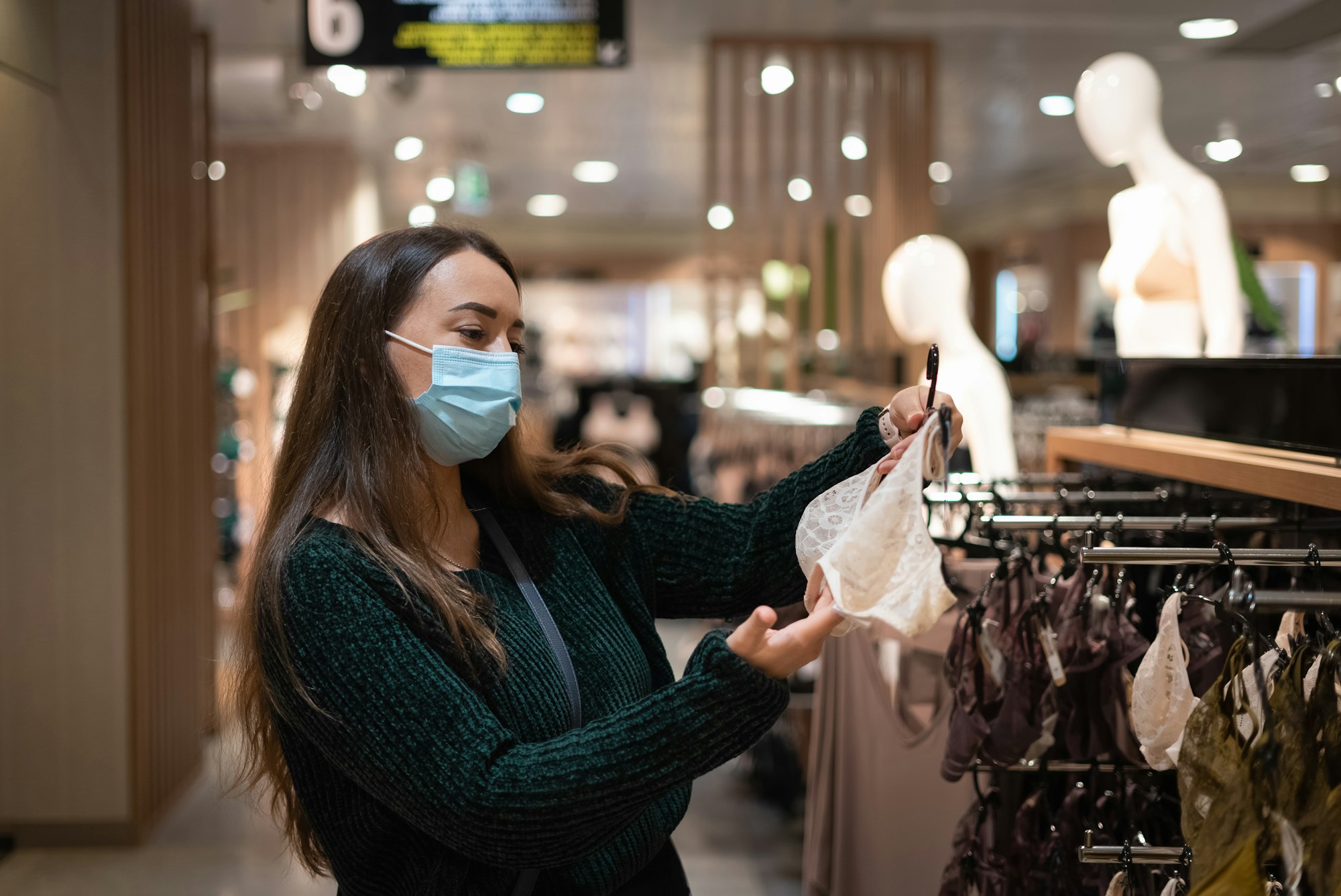 Kvinna väljer underkläder i köpcentrum