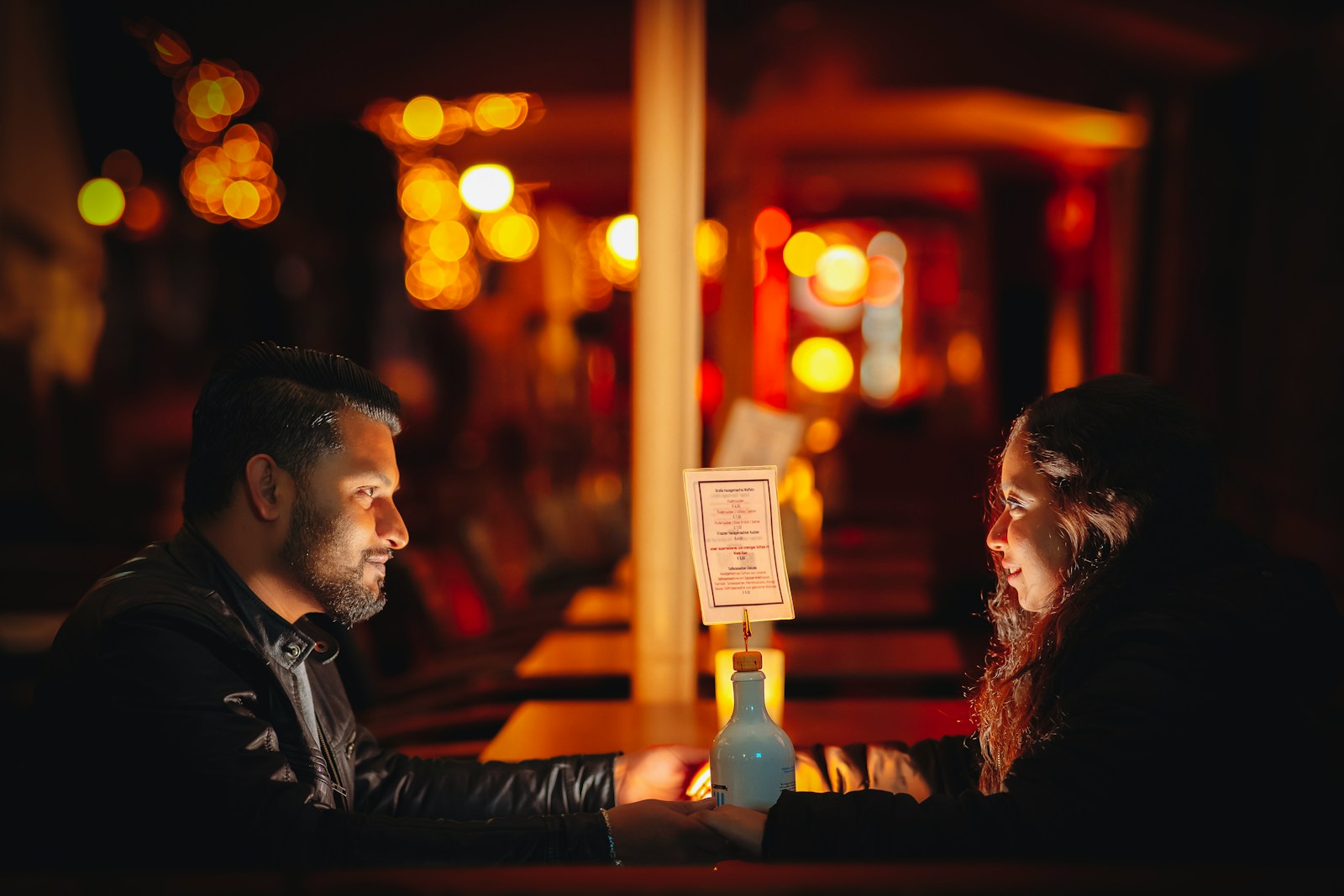 Een man en een vrouw aan een tafel