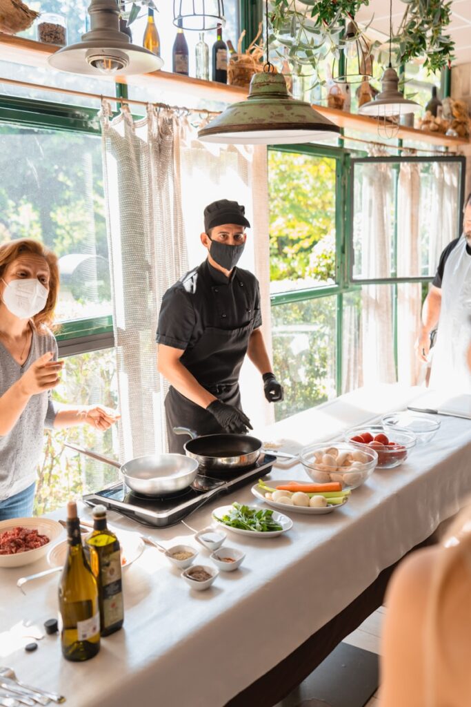 um grupo de pessoas sentadas à mesa com um prato de comida